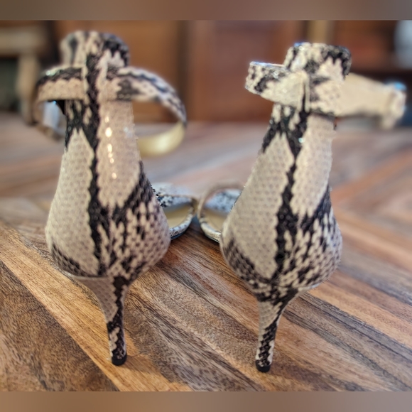 Ann Taylor Snake Embossed Leather kitten heel sandals Size 6 Excellent Condition - Picture 3 of 4